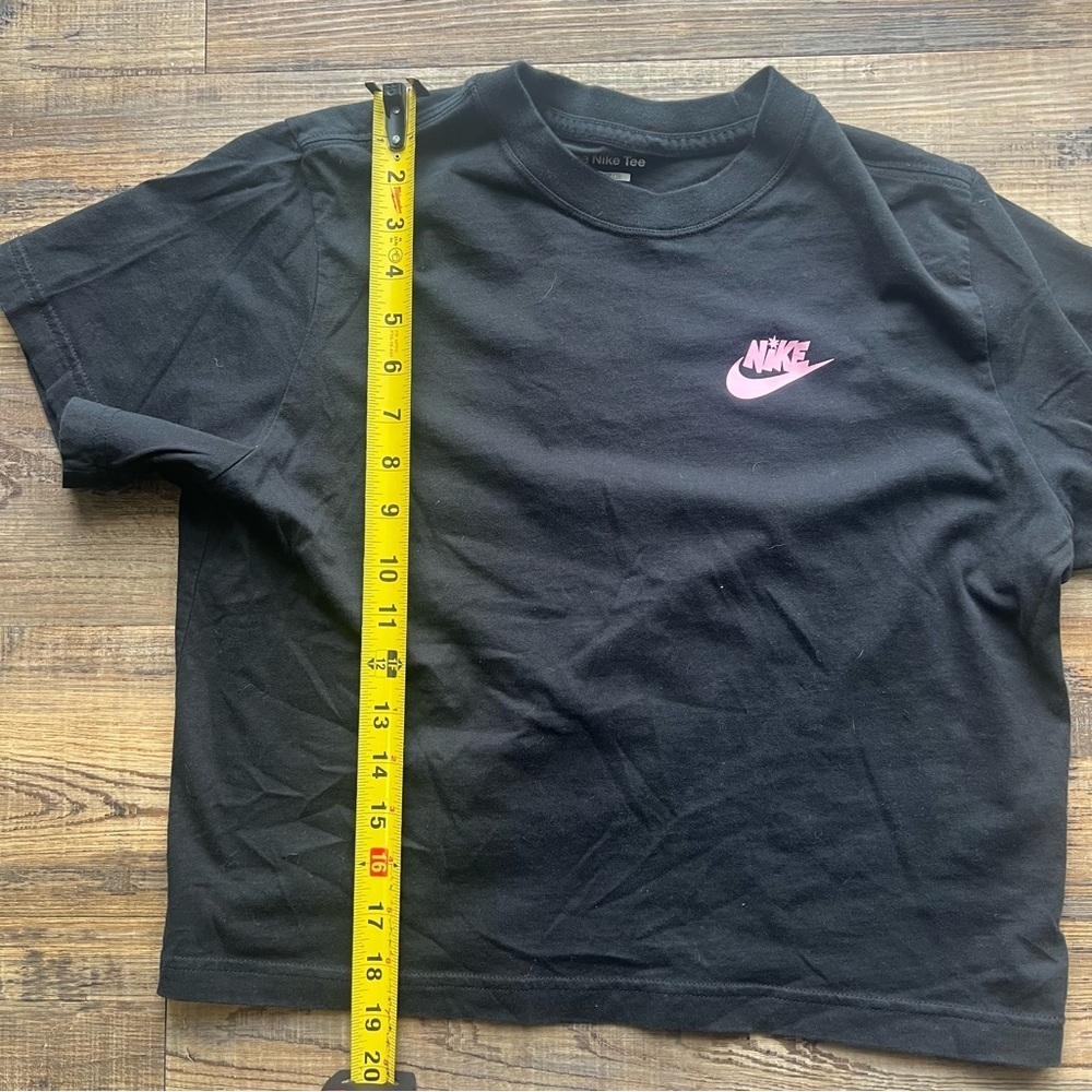The Nike Tee Girls Cropped T-shirt Black Graphic Print Logo 100% Cotton Size Lg - Picture 4 of 6